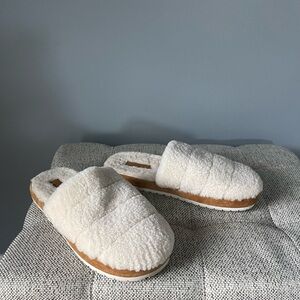 Vince Lamb fur slippers white